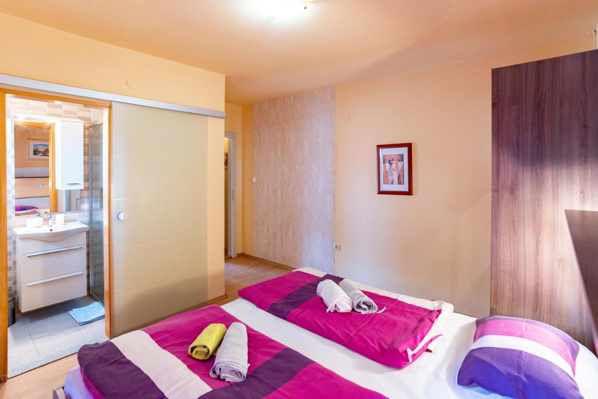Guesthouse Mira Rab Town Kamer foto